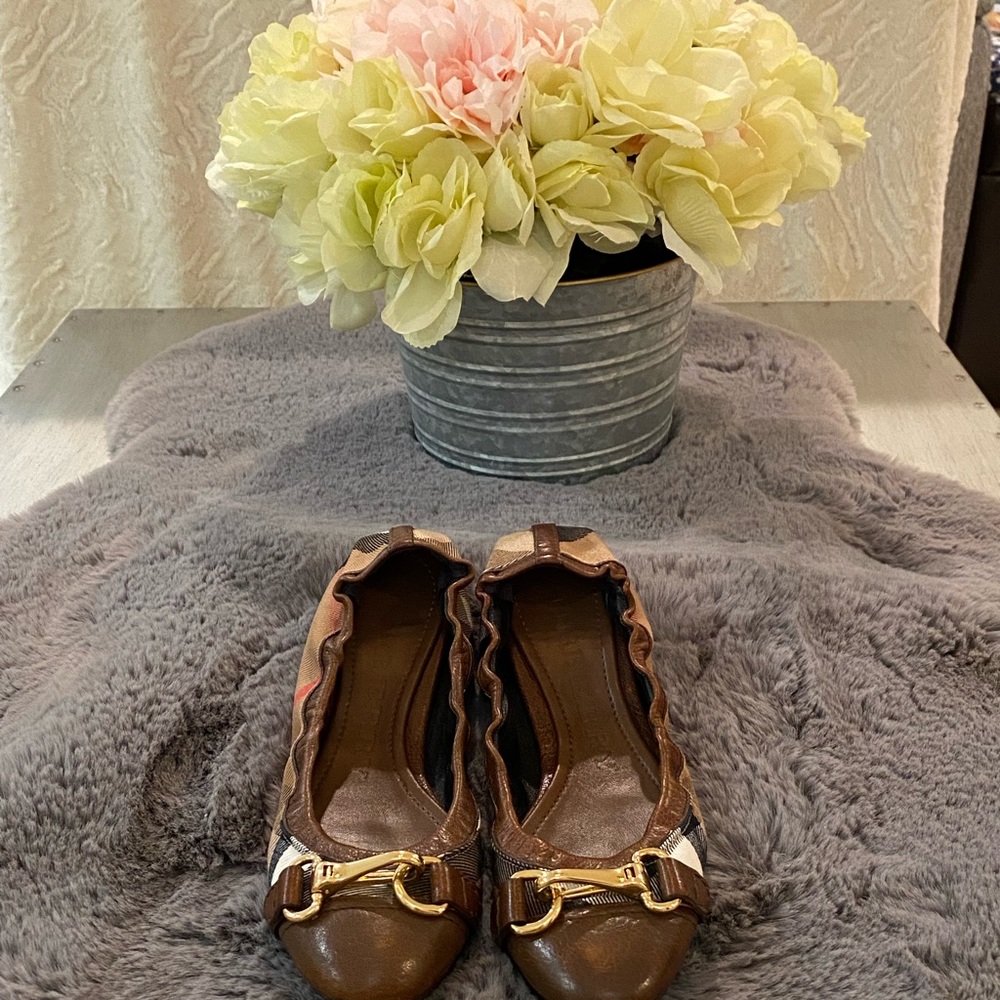 Ballerina flats by Burberry. - Picture 7 of 15